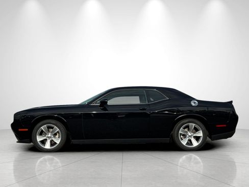 Used 2022 Dodge Challenger SXT image 2