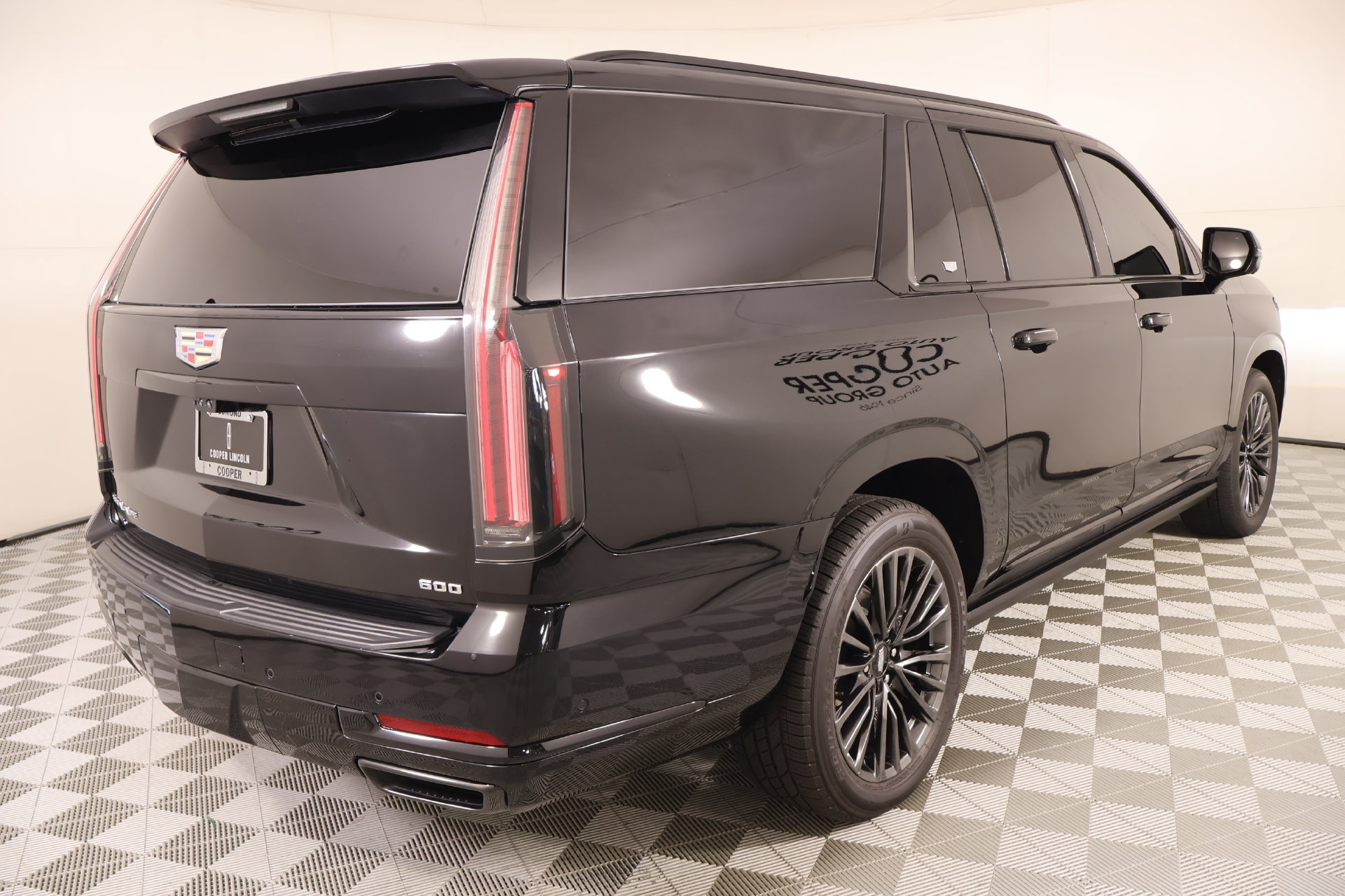 Used 2025 Cadillac Escalade ESV Sport Platinum w/ LPO, Floor Liner Package AWD/4WD image 24
