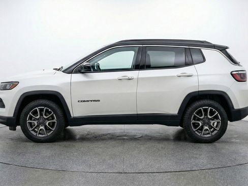 Used 2025 Jeep Compass Trailhawk AWD/4WD image 5
