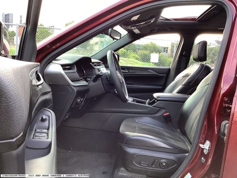 Used 2023 Jeep Grand Cherokee L Laredo RWD image 4