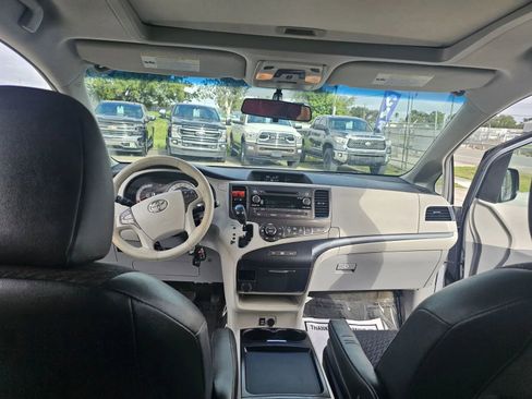 Used 2011 Toyota Sienna SE image 16