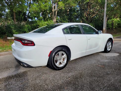 Used 2022 Dodge Charger SXT image 2