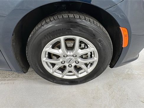 Used 2023 Chrysler Pacifica Touring-L image 9