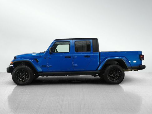 Used 2023 Jeep Gladiator Sport image 2
