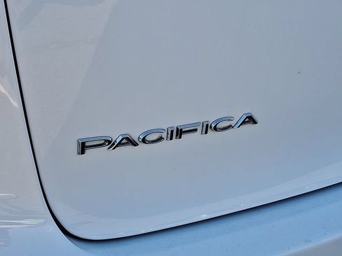 Used 2023 Chrysler Pacifica Limited FWD image 27