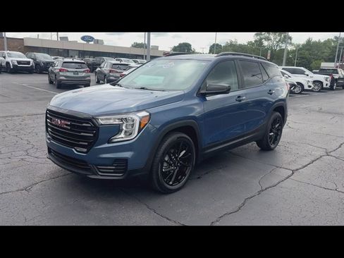 Used 2024 GMC Terrain SLE w/ Driver Convenience Package FWD image 4