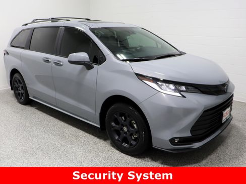 Used 2025 Toyota Sienna XLE Woodland Edition image 4