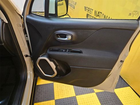 Used 2016 Jeep Renegade Latitude image 13