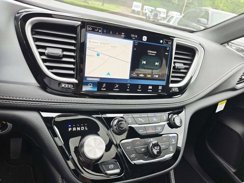 New 2026 Chrysler Pacifica Limited FWD image 25