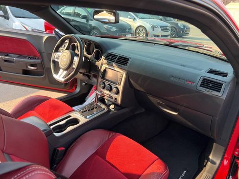 Used 2014 Dodge Challenger SRT8 w/ Harman/Kardon Audio Group image 19