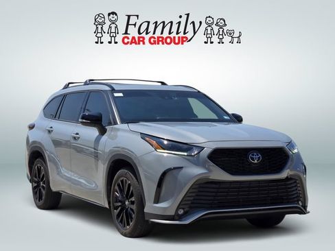 Used 2025 Toyota Highlander XSE AWD/4WD image 2