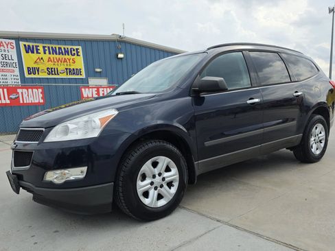 Used 2011 Chevrolet Traverse LS image 2