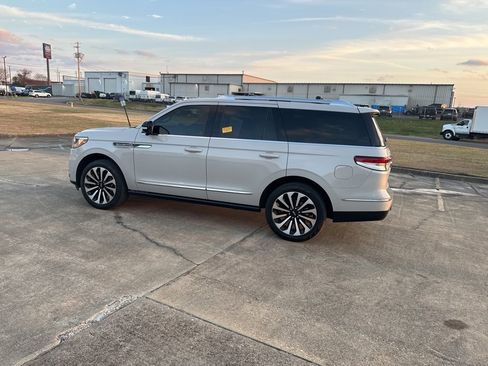 Used 2023 Lincoln Navigator Reserve image 10