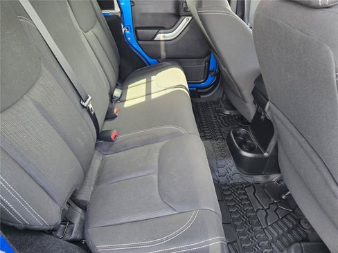 Used 2015 Jeep Wrangler Unlimited Sahara w/ Connectivity Group AWD/4WD image 29
