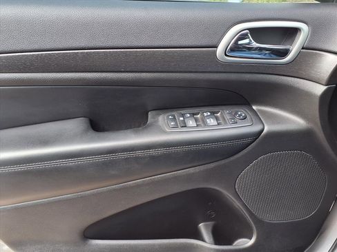 Used 2018 Jeep Grand Cherokee Laredo image 22