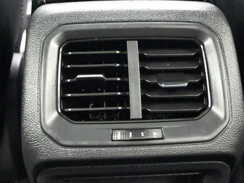 Used 2022 Volkswagen Taos SE w/ Panoramic Sunroof Package image 16