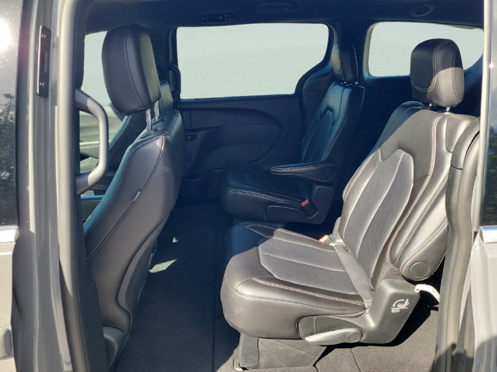 Used 2025 Chrysler Pacifica Select FWD image 10