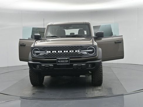Used 2025 Ford Bronco Badlands image 34