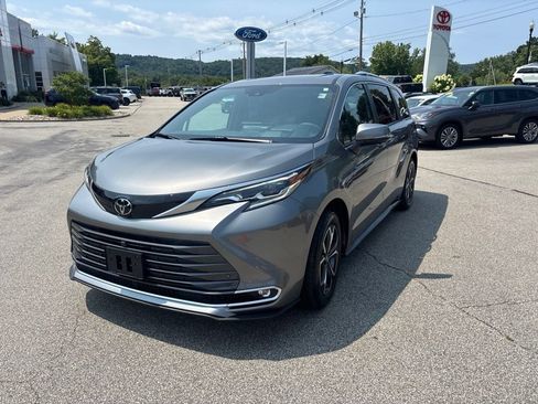 Used 2026 Toyota Sienna Platinum AWD/4WD image 3