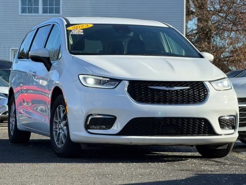 Used 2023 Chrysler Pacifica Touring-L image 4