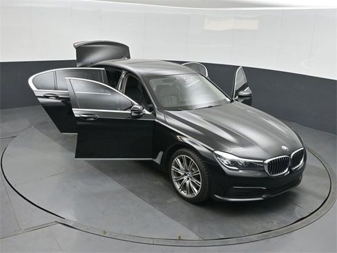 Used 2019 BMW 740i w/ Executive Package image 50