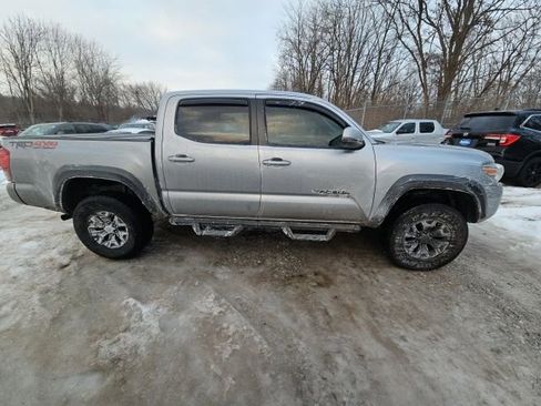 Used 2016 Toyota Tacoma TRD Off-Road w/ Premium & Technology Package image 3