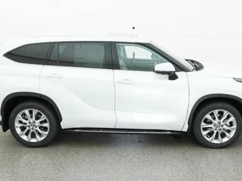 New 2026 Toyota Highlander AWD image 10