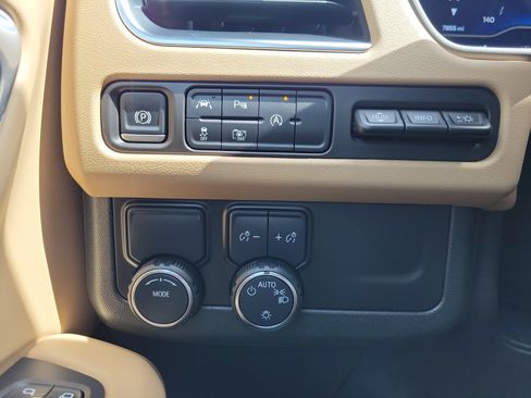 Certified 2024 Chevrolet Suburban Premier RWD image 26
