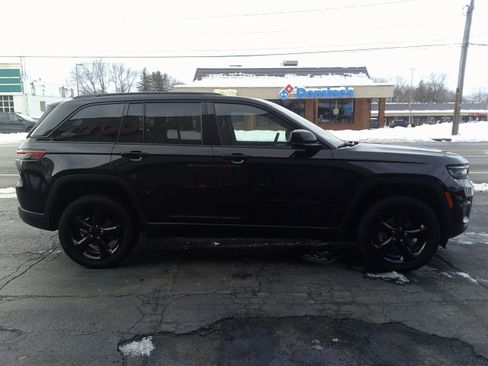 Used 2024 Jeep Grand Cherokee Altitude image 6