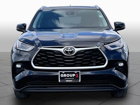 Used 2023 Toyota Highlander XLE image 4