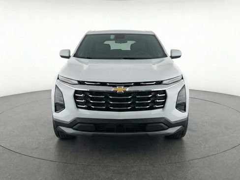 Used 2025 Chevrolet Equinox LT image 2