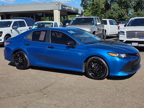 Used 2020 Toyota Camry LE image 2