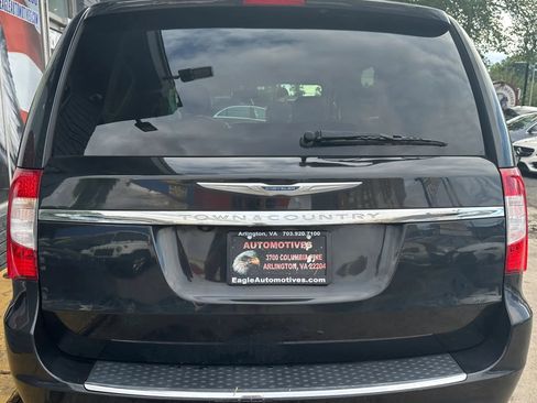 Used 2011 Chrysler Town & Country Touring-L w/ Driver Convenience Group FWD image 4