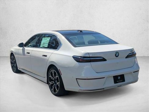 Used 2025 BMW i7 eDrive50 w/ Premium Package RWD image 2