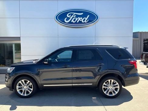 Used 2017 Ford Explorer XLT w/ Equipment Group 202A AWD/4WD image 3