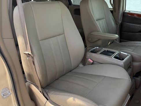 Used 2015 Chrysler Town & Country Touring-L w/ Driver Convenience Group FWD image 15