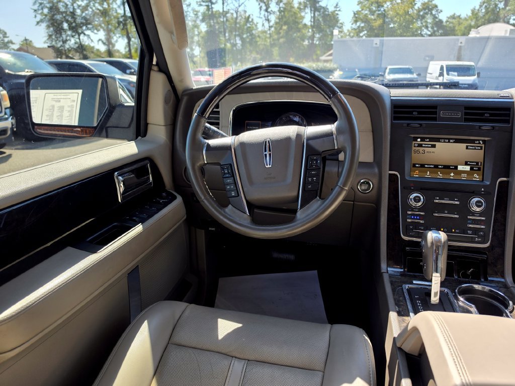 Used 2017 Lincoln Navigator Select RWD image 9