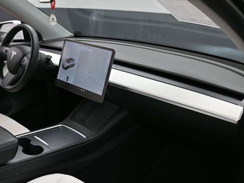 Used 2022 Tesla Model Y Long Range AWD/4WD image 40
