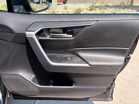 Used 2025 Toyota RAV4 XLE AWD/4WD image 31
