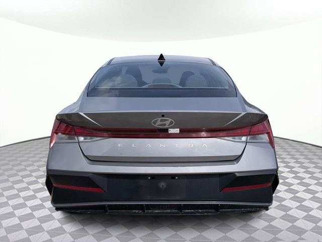 Used 2025 Hyundai Elantra SEL FWD image 4