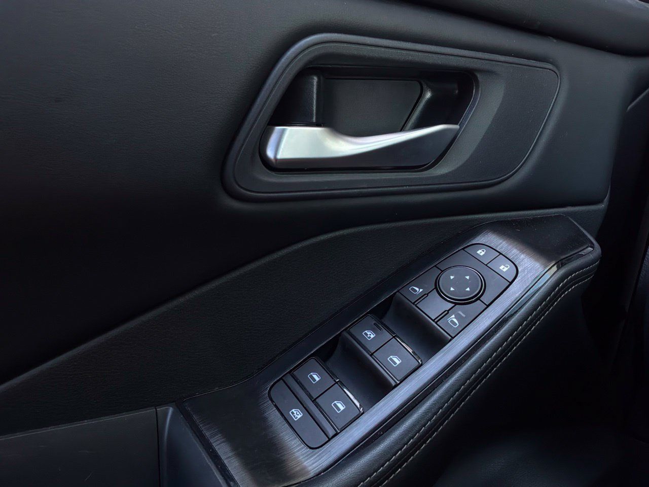 Used 2025 Nissan Rogue SV FWD image 22