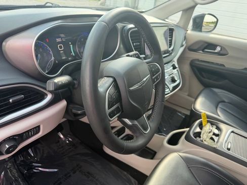 Used 2023 Chrysler Pacifica Touring-L FWD image 18