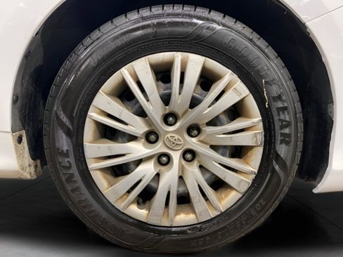 Used 2014 Toyota Camry LE image 19