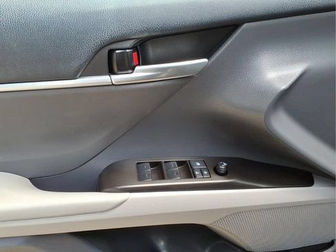 Used 2023 Toyota Camry SE FWD image 11