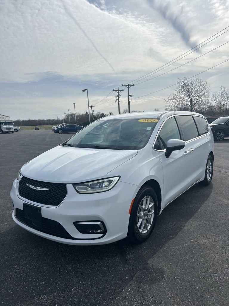 Used 2023 Chrysler Pacifica Touring-L FWD image 5