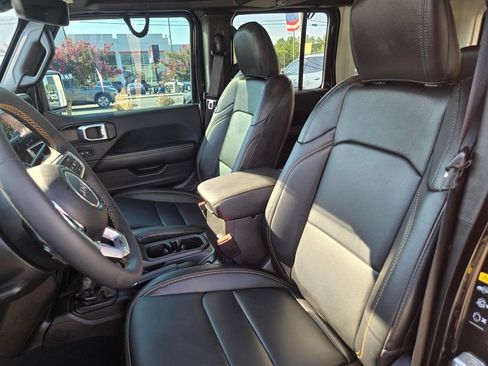 Used 2024 Jeep Wrangler Unlimited Sahara w/ Technology Group AWD/4WD image 9