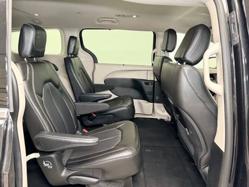 Used 2023 Chrysler Pacifica Touring-L FWD image 10