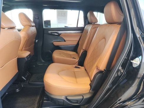 Used 2023 Toyota Highlander Platinum image 17