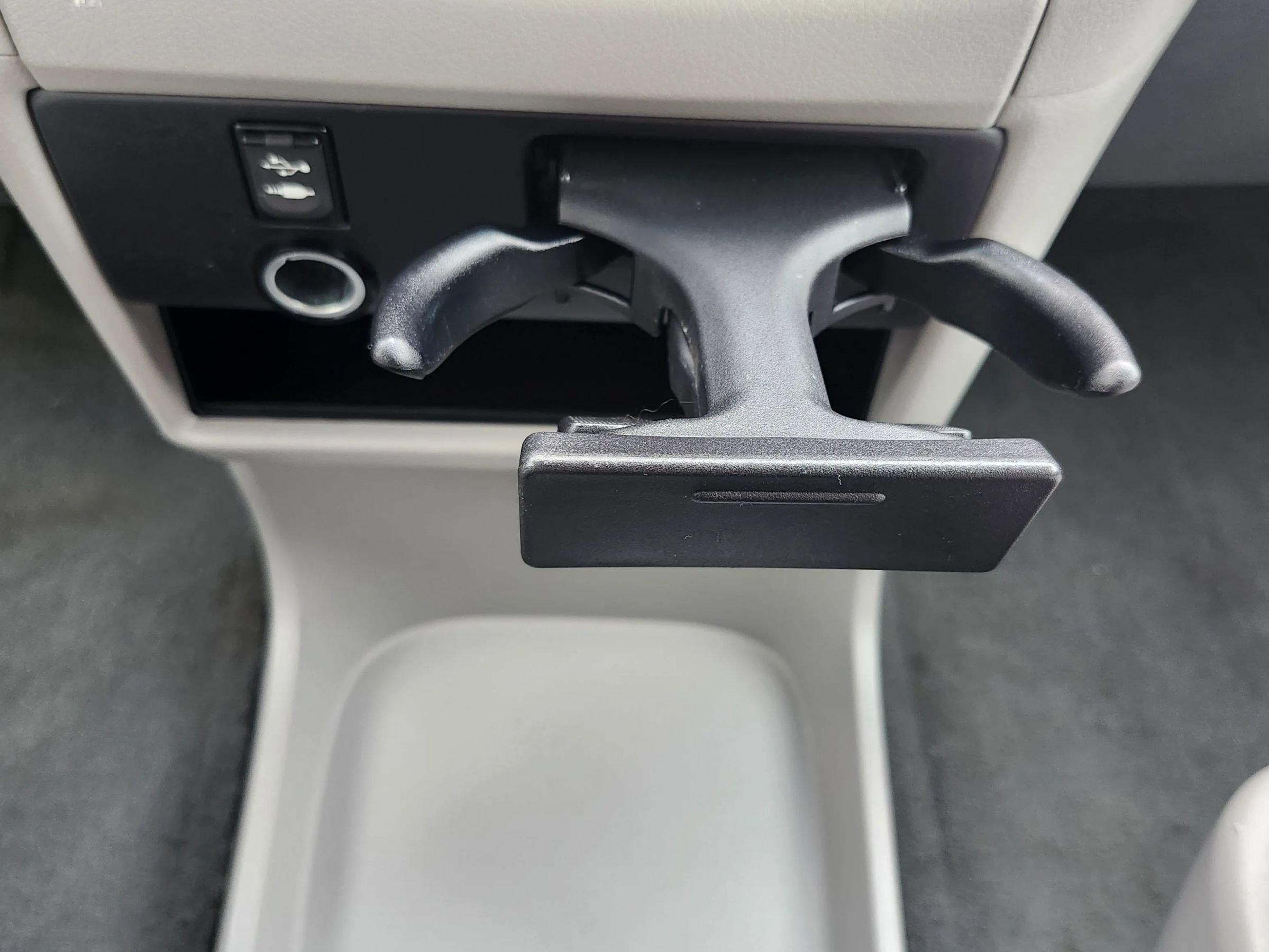 Used 2016 Toyota Sienna LE w/ Four Season Floor Mat Package FWD image 29