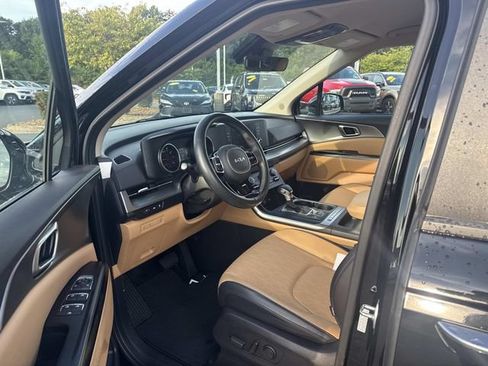 Used 2024 Kia Carnival LX FWD image 3